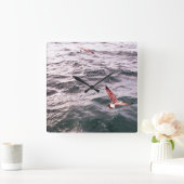 SEAGULLE, DIE ÜBER DIE MEERESWELLEN FLIEGEN QUADRATISCHE WANDUHR (Zuhause)