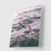 SEAGULLE, DIE ÜBER DIE MEERESWELLEN FLIEGEN QUADRATISCHE WANDUHR (Winkel)