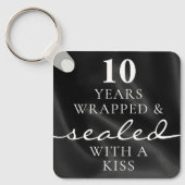 Sealed with a Kiss Black 10th Birthday Anniversary Schlüsselanhänger (Vorderseite)