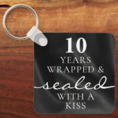 Sealed with a Kiss Black 10th Birthday Anniversary Schlüsselanhänger (Vorderseite)