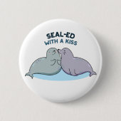 Sealed With a Kiss Funny Sea Lion Siegel Pun Button (Vorderseite)
