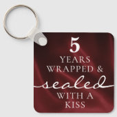 Sealed with a Kiss Red 5th Birthday Anniversary Schlüsselanhänger (Vorderseite)