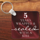 Sealed with a Kiss Red 5th Birthday Anniversary Schlüsselanhänger (Vorderseite)