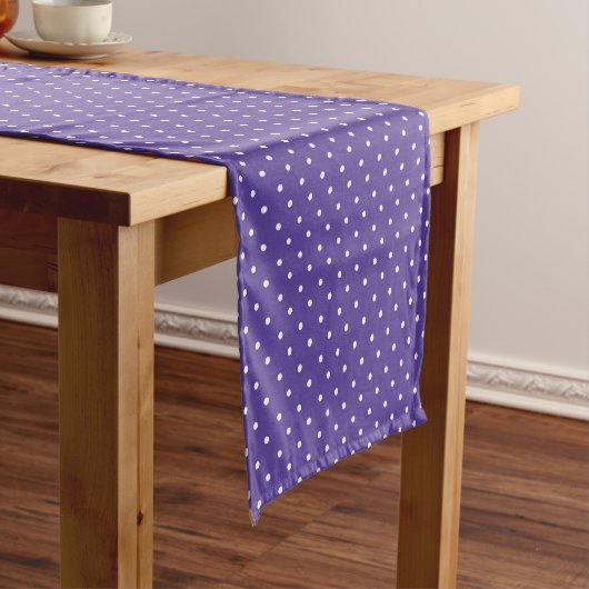 Seamless  medium purple polka dot pattern kurzer tischläufer (Beispiel)