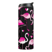 Seamless pattern from pink flamingos on a dark bac thermosbecher (Nach links gedreht)