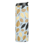 Seamless pattern of autumn leaves on a blue backgr thermosbecher (Nach links gedreht)