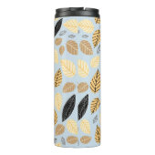 Seamless pattern of autumn leaves on a blue backgr thermosbecher (Rückseite)