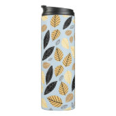 Seamless pattern of autumn leaves on a blue backgr thermosbecher (Nach rechts gedreht)