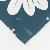 Seamless pattern with blue summer flowers on dark fleecedecke (Ecke)