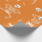 Seamless pattern with funny Halloween skeletons in Geschenkpapier (Ecke)