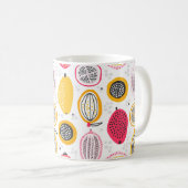 Seamless pattern with hand drawn exotic fruits. Ab Kaffeetasse (VorderseiteRechts)