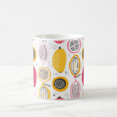 Seamless pattern with hand drawn exotic fruits. Ab Kaffeetasse (Mittel)