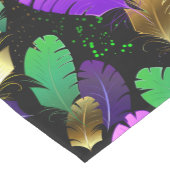 Seamless Pattern with Mardi Gras feathers Mittelgroßer Tischläufer (Ecke)