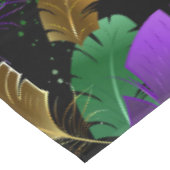 Seamless Pattern with Mardi Gras feathers Tischdecke (Schrägansicht)