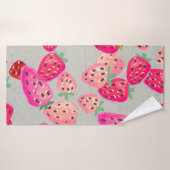 Seamless pattern with ripe strawberry. Hand drawn Badehandtuch (Badehandtuch)
