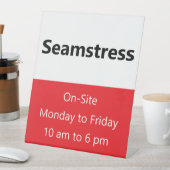 Seamstress-Vorlage vor Ort Rot und Weiß Sockelschild (In Situ)