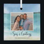 Seas and Greetings Family Foto Beach Ornament Aus Glas<br><div class="desc">Seas and Greetings Family Foto Beach Ornament - Unser individuelles Weihnachtsdekor mit Ihrem herrlichen Foto am Strand, Aquarellfarben im Ozean. Seas and Greetings ist in einem modernen, Skript-Schriftart mit Ihrem Familiennamen und Jahr. Was für eine schöne Art, sich an Ihre glücklichen Erinnerungen zu erinnern. Auch macht ein großartiges Geschenk. Die...</div>
