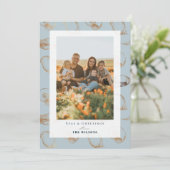 Seas & Greetings Seashell Blue Holiday Foto Card Einladung (Stehend Vorderseite)