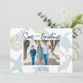 Seas & Greetings Seashell Holiday Foto Card Einladung (Stehend Vorderseite)