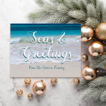 Seas n Greetings Beach Weihnachtskarte Postkarte<br><div class="desc">Meer und Grüße Postkarte mit ozeanischer Strandszene und tropisches Wasser. Großer Text auf der Vorderseite lässt sich leicht in "Frohe Weihnachten" oder "Happy New Year" umändern, mit einer Unterschrift darunter. Auf der Rückseite wird eine Mailing-Adresse-Vorlage bereitgestellt, oder der Text kann entfernt werden, um leere Karten zu bestellen. Ein weiteres Bild...</div>