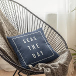 Seas the Day Kissen<br><div class="desc">Dress up your Beach House,  Küsten-Zuhause oder Boot mit diesem frechen nautischen Kissen in klassisch Marine und weiß. "Seas the Day" erscheint in der modernen weißen Schrift auf einem marineblau-blauen Hintergrund mit einem weißen Rand.</div>