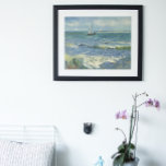 Seascape bei Saintes Maries von Vincent van Gogh Poster<br><div class="desc">Seascape in Saintes Maries (1888) von Vincent van Gogh ist ein Vintager Post-Impressionismen maritimer Malerei. Eine Meereslandschaft mit Segelbooten am Meer mit sanften Wellen in Strandnähe. Über den Künstler: Vincent Willem van Gogh (1853-1890) war ein postimpressionistischer Maler, dessen Werk besonders für seine raue Schönheit, emotionale Ehrlichkeit und kühne Farbe bemerkenswert...</div>