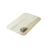 Seashell allein auf Strand Badematte (Schrägansicht)