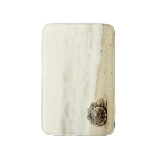 Seashell allein auf Strand Badematte (Vorderseite Vertikal)