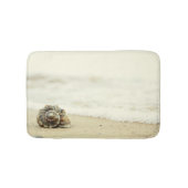 Seashell allein auf Strand Badematte (Vorderseite)