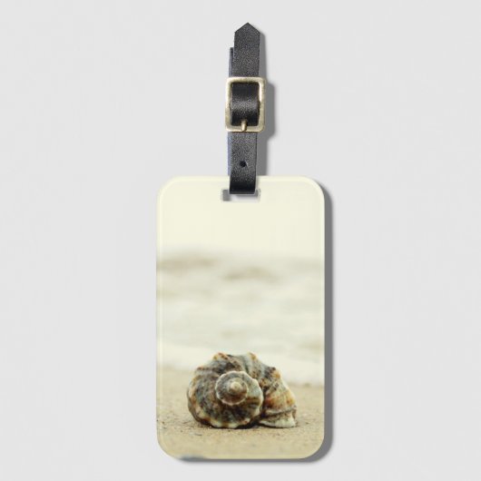 Seashell allein auf Strand Gepäckanhänger (Vorderseite Vertikal)