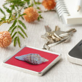 Seashell auf rotem Hintergrund Schlüsselanhänger (Seite)