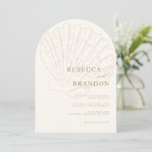Seashell Beach Coastal Ivory & Gold Arch Wedding Einladung (Stehend Vorderseite)