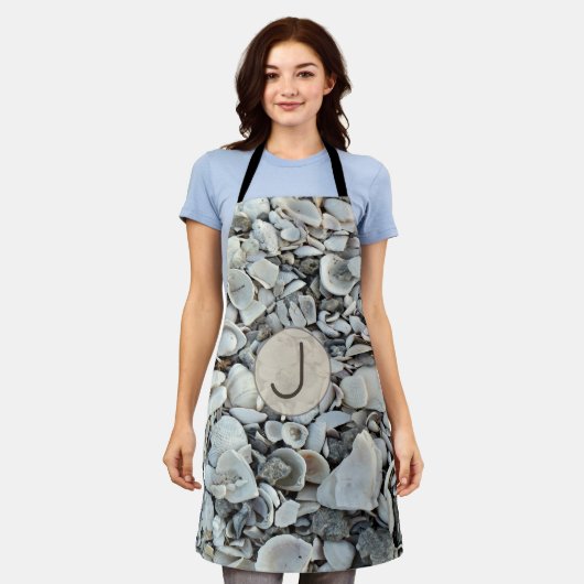 Seashell Drift Monogram Accent Schürze (Getragen)