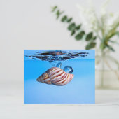 Seashell fällt ins Wasser Postkarte (Stehend Vorderseite)