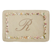 Seashell Frame on Beach Sand mit Monogram Badematte (Vorderseite)