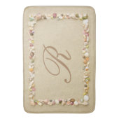 Seashell Frame on Beach Sand mit Monogram Badematte (Vorderseite Vertikal)