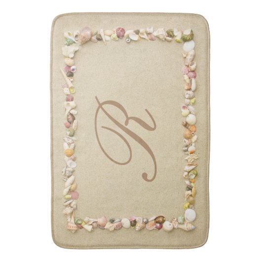 Seashell Frame on Beach Sand mit Monogram Badematte (Vorderseite Vertikal)