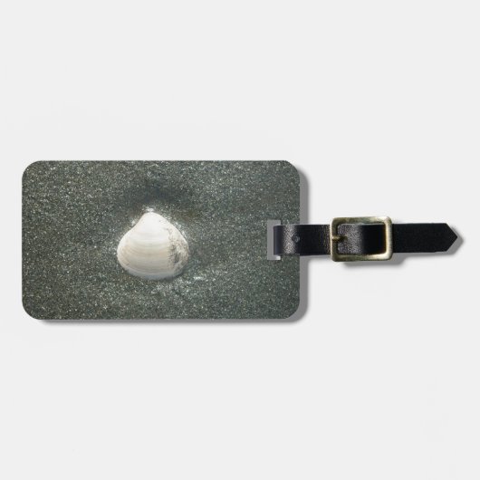 Seashell im Sand: Ein salziges Souvenir Gepäckanhänger (Vorderseite horizontal)