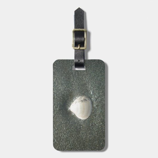 Seashell im Sand: Ein salziges Souvenir Gepäckanhänger (Vorderseite vertikal)