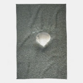 Seashell im Sand: Ein salziges Souvenir Küchentuch (Vertikal)