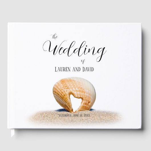 Seashell mit einem Herz auf Sand am Strand, Gästebuch (Vorderseite)