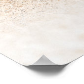 Seashell mit einem Herz auf Sand am Strand, Poster (Ecke)