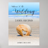 Seashell mit einem Herz auf Sand am Strand, Poster (Vorne)