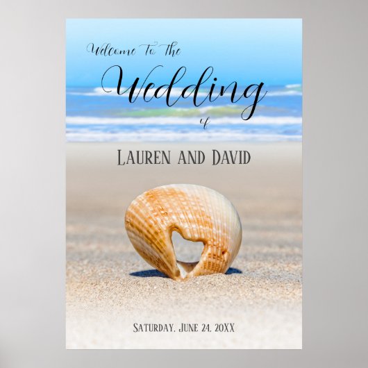 Seashell mit einem Herz auf Sand am Strand, Poster (Vorne)