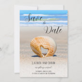 Seashell mit einem Herz auf Sand am Strand, Save The Date (Vorderseite)