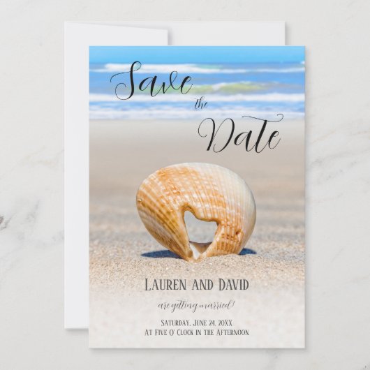 Seashell mit einem Herz auf Sand am Strand, Save The Date (Vorderseite)