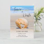 Seashell mit einem Herz auf Sand am Strand, Save The Date (Stehend Vorderseite)