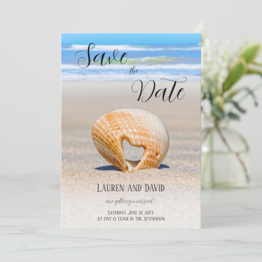 Seashell mit einem Herz auf Sand am Strand, Save The Date (Stehend Vorderseite)