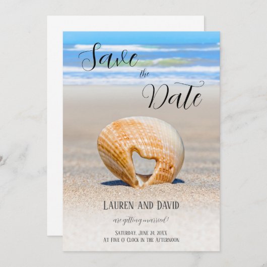 Seashell mit einem Herz auf Sand am Strand, Save The Date (Vorne/Hinten)