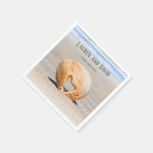 Seashell mit einem Herz auf Sand am Strand, Serviette (Ecke)
